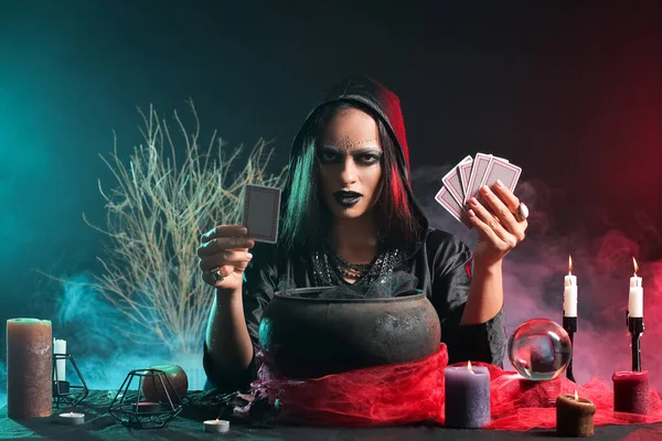 Fortune Teller Met Kaarten Donkere Achtergrond — Stockfoto