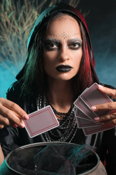 Fortune Teller Met Kaarten Donkere Achtergrond — Stockfoto