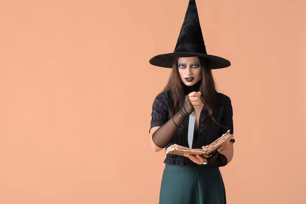 Страшная Молодая Ведьма Книгой Заклинаний Ножом Цветном Фоне — стоковое фото
