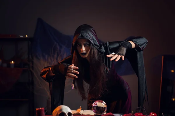 Bruxa Realizando Ritual Magia Negra — Fotografia de Stock