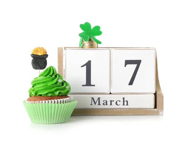 Sabroso Cupcake Para Día San Patricio Calendario Sobre Fondo Blanco — Foto de Stock