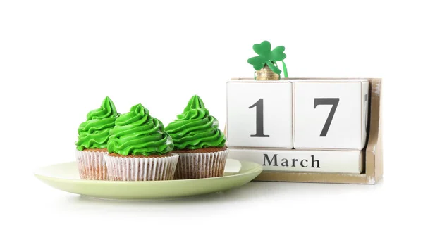Sabrosos Cupcakes Para Día San Patricio Calendario Sobre Fondo Blanco — Foto de Stock