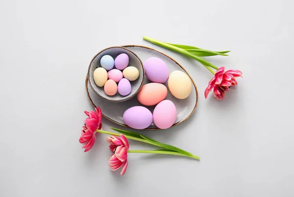 Состав Красивыми Пасхальными Яйцами Светлом Фоне — стоковое фото