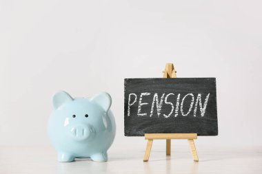 Tasarruf ve yazı tahtasıyla küçük arka planda Pensión sözcüğüyle domuz kumbarası