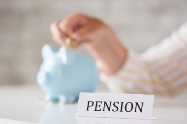 Yaşlı bir kadının masasında Kelime Kelime Kelime Kağıdı