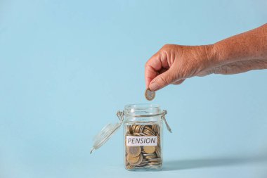 Son sınıf öğrencisi bir kadının para dolu kavanozu renklendirmesi. Emekli maaşı kavramı