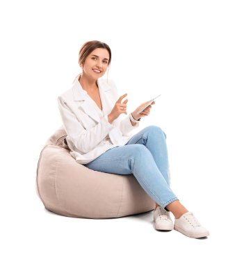 Beyaz arka planda tablet bilgisayarı olan genç bir kadın.