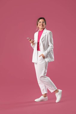 Arka planda cep telefonu olan genç bir kadın.