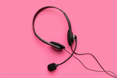 Renkli arka planda mikrofon olan kulaklıklar