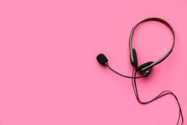 Renkli arka planda mikrofon olan kulaklıklar