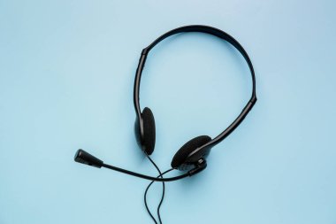 Renkli arka planda mikrofon olan kulaklıklar