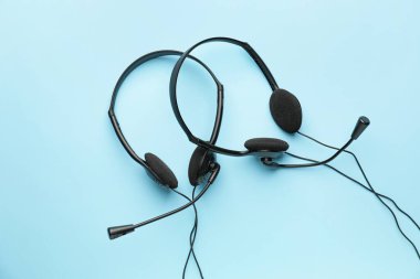 Renkli arka planda mikrofon olan kulaklıklar