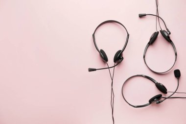 Renkli arka planda mikrofon olan kulaklıklar