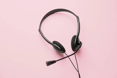 Renkli arka planda mikrofon olan kulaklıklar