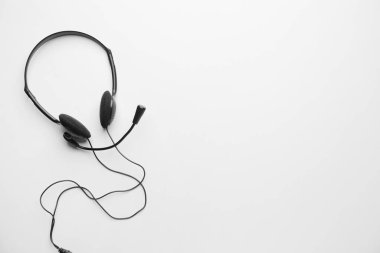 Beyaz arkaplanda mikrofon olan kulaklıklar.