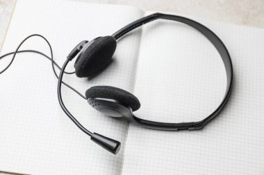 Masada defter olan kulaklık.