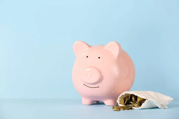 Piggy Bank Met Besparingen Kleur Achtergrond Begrip Pensioen — Stockfoto