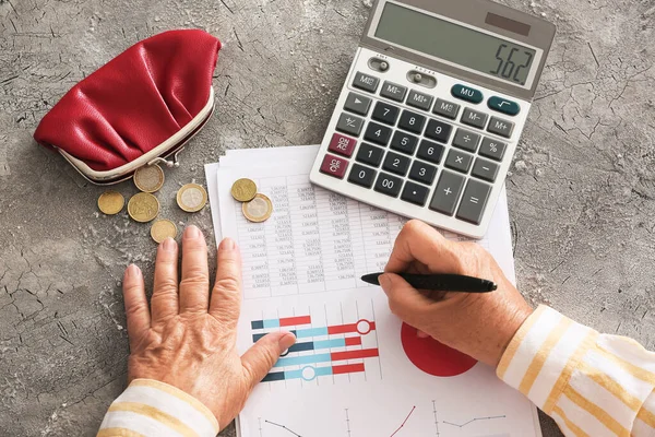 Mulher Sênior Calculando Despesas Mesa Conceito Pensão — Fotografia de Stock