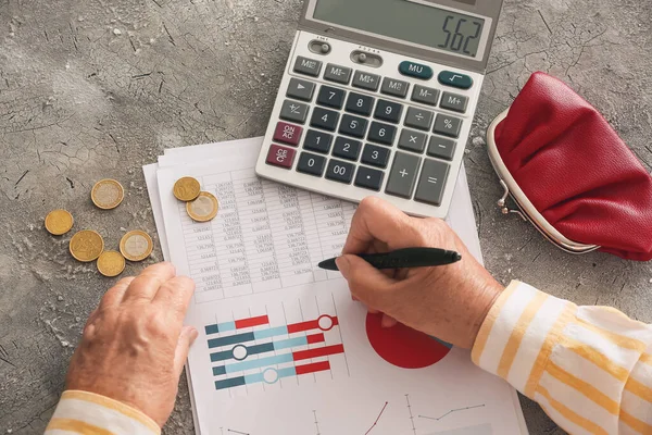 Mulher Sênior Calculando Despesas Mesa Conceito Pensão — Fotografia de Stock