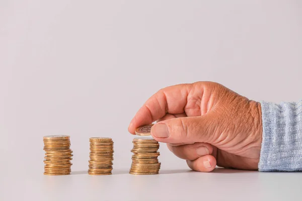 Mano Mujer Mayor Con Monedas Sobre Fondo Claro Concepto Pensión — Foto de Stock