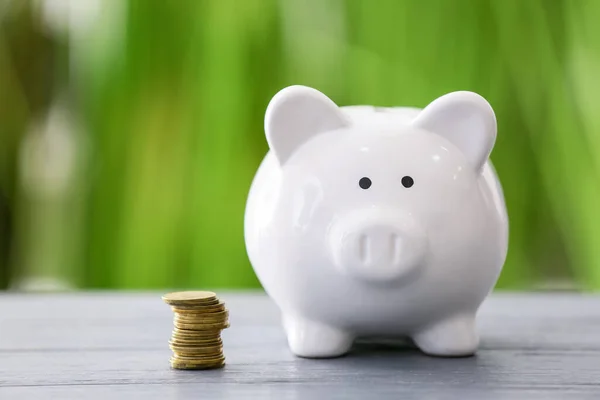 Piggy Bank Met Besparingen Tafel Buiten Begrip Pensioen — Stockfoto