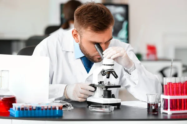 Scientist Studying Sample Laboratory — Stock Photo, Image