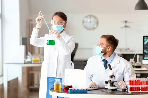 Científicos Estudiando Muestra Laboratorio — Foto de Stock