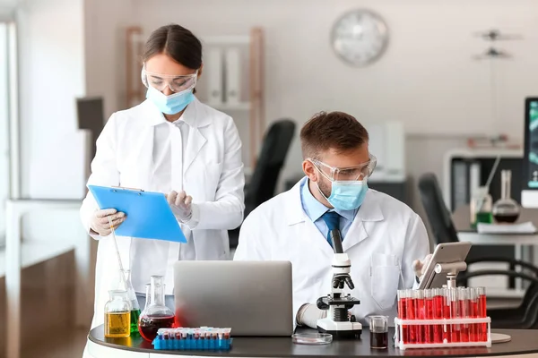 Scientists Studying Sample Laboratory — Stock Photo, Image