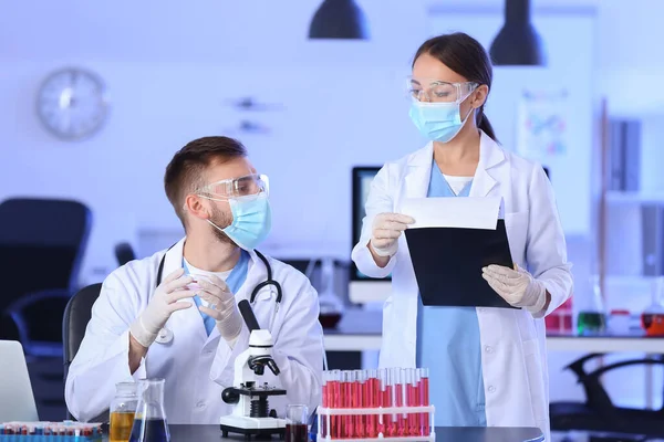 Científicos Estudiando Muestra Laboratorio — Foto de Stock