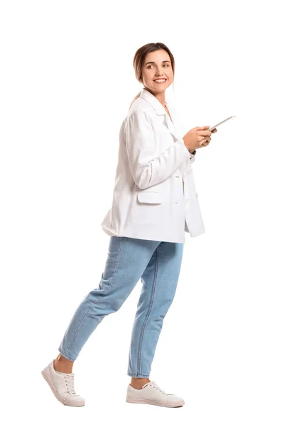 Ung Kvinna Med Tablett Dator Vit Bakgrund — Stockfoto
