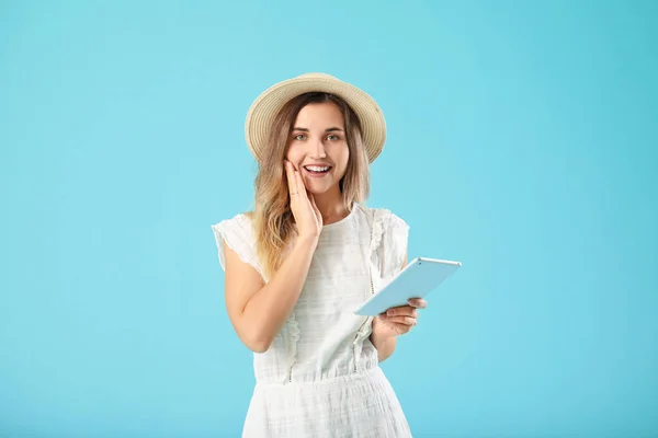 Jeune Femme Avec Tablette Sur Fond Couleur — Photo