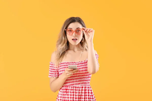 Surpreendida Jovem Mulher Com Telefone Celular Fundo Cor — Fotografia de Stock