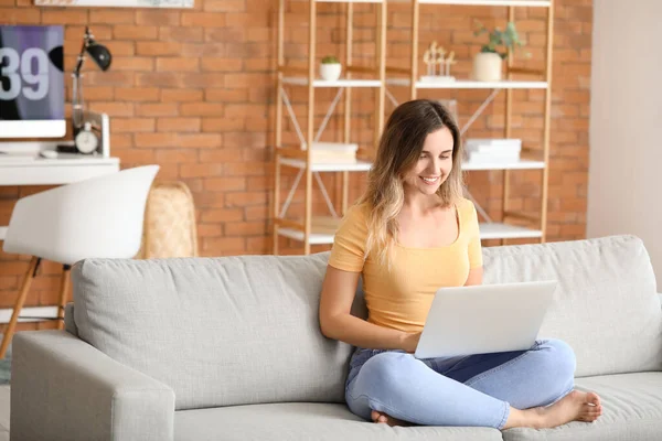 Mujer Joven Con Portátil Casa —  Fotos de Stock