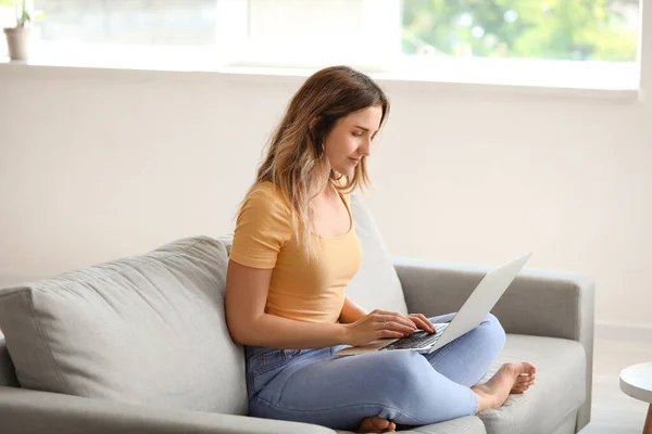 Mujer Joven Con Portátil Casa —  Fotos de Stock