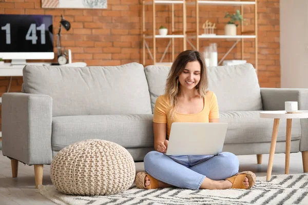 Mujer Joven Con Portátil Casa —  Fotos de Stock