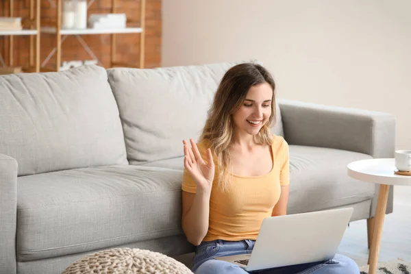 Mujer Joven Con Portátil Casa — Foto de Stock