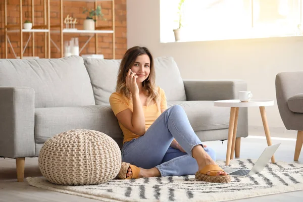 Mujer Joven Hablando Por Teléfono Móvil Casa — Foto de Stock