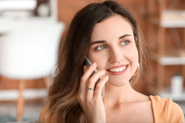 Mujer Joven Hablando Por Teléfono Móvil Casa —  Fotos de Stock