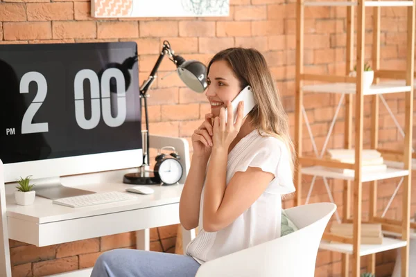 Jovem Mulher Falando Telefone Celular Escritório — Fotografia de Stock