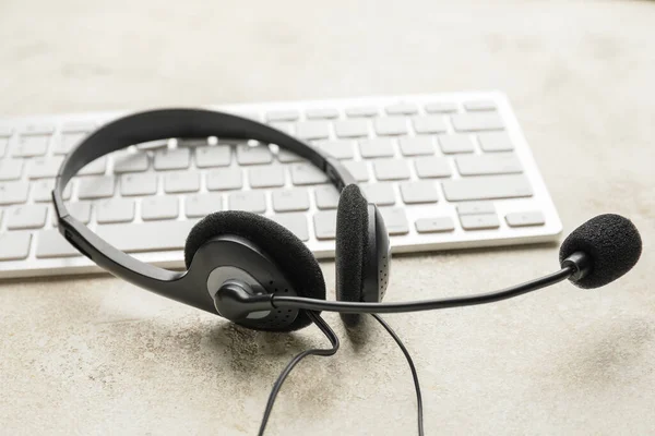 Headset Computer Keyboard Grey Background — Stock Photo, Image