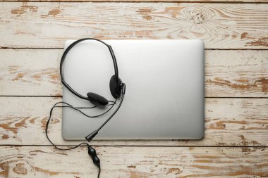 Masada dizüstü bilgisayarı olan kulaklık.