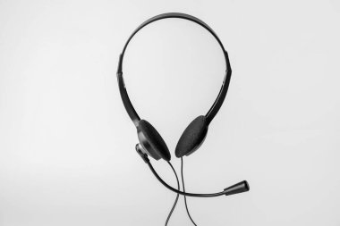 Işık arkaplan üzerinde mikrofon olan kulaklıklar