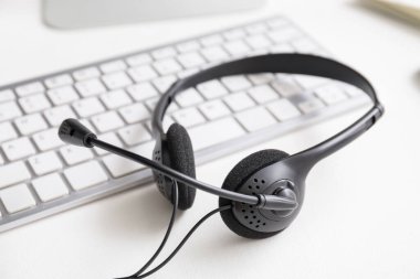 Ofiste bilgisayarı olan kulaklık.