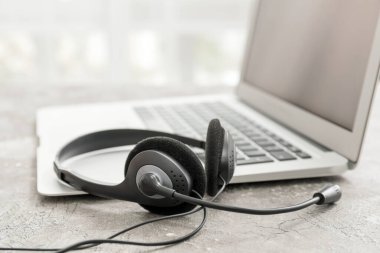 Ofisteki bilgisayarlı kulaklık.