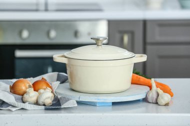 Mutfaktaki masada demlik ve malzemeler.