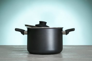 Masanın üzerinde renk arkaplanına karşı tencere pişirme