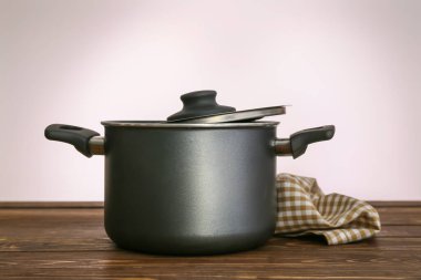 Masanın üzerinde renk arkaplanına karşı tencere pişirme