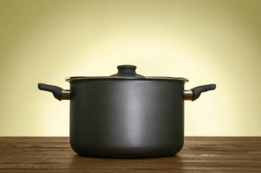 Masanın üzerinde renk arkaplanına karşı tencere pişirme