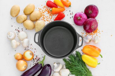 Hafif arka planda tencere ve sebze pişirme
