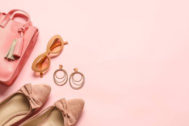 Renkli arka planda kadın aksesuarları ve güneş gözlükleri.